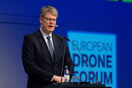 Bundesverkehrsminister Patrick Schnieder (CDU) möchte bald einen Gesetzentwurf zum Drohneneinsatz vorlegen.