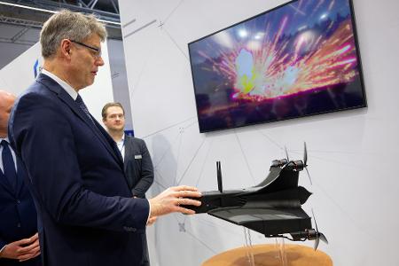 Bundesverkehrsminister Patrick Schnieder (CDU) bei der Messe Xponential am Messestand von Rheinmetall, wo eine Abfangdrohne zu sehen ist. 