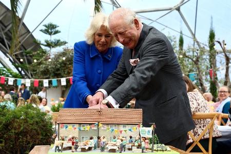 Königlicher Kraftakt: Charles und Camilla schneiden Torte mit Schwert