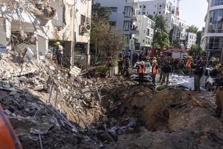 In Israel schlagen weiterhin aus dem Iran abgefeuerte Raketen ein.