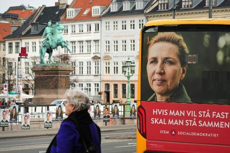 Dänemark hat ein neues Parlament gewählt - und wieder liegen die Sozialdemokraten von Regierungschefin Mette Frederiksen vorn. 