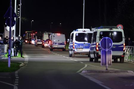 Gegen kurz nach 22.00 Uhr rollte der Konvoi am Dienstag los.