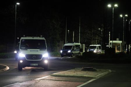 Zahlreiche Einsatzkräfte der Polizei sichern den Transport.