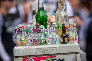 Ein Bündnis aus mehreren Fachorganisationen fordert eine bessere Alkoholprävention. (Archivfoto) 