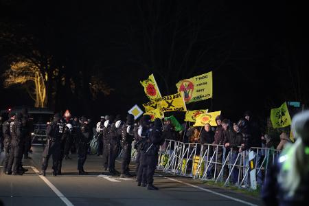 Demonstranten haben sich in Ahaus entlang der Route des Konvois postiert.