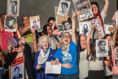 Menschenrechtsorganisationen nehmen an einer Kundgebung zum 50. Jahrestag des zivil-militärischen Staatsstreichs in Argentinien teil.