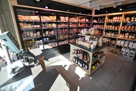 Ein Selbstbedienungsladen einer Metzgerei in Baden-Württemberg. Fleischwaren werden hier ohne Verkaufspersonal angeboten.