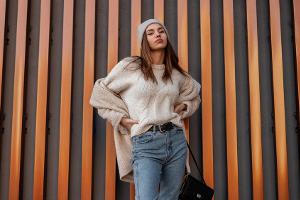 Strick trifft Denim: Die besten Pullover-Styles für die Lieblingsjeans