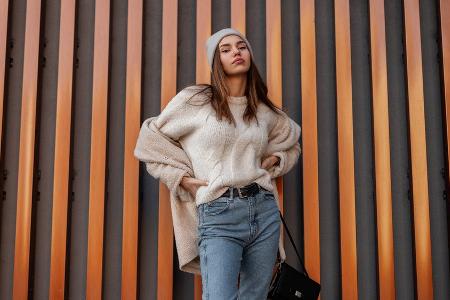 Strick trifft Denim: Die besten Pullover-Styles für die Lieblingsjeans