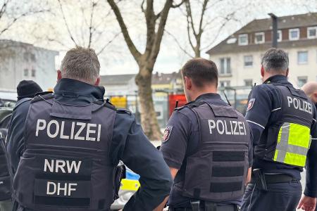 Polizei mit Diensthundführer bei Kontrollen am Westerntor