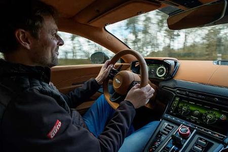 Aston Martin Vantage S, Cockpit