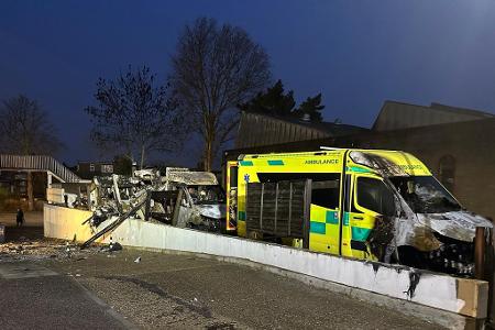 Ein Brandanschlag auf den Rettungsdienst einer jüdischen Gemeinde versetzte London in einen Schockzustand.