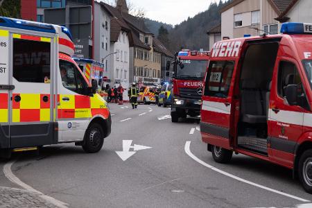 In Schramberg kam es zu einem schweren Unfall mit einem Lastwagen, bei dem eine Mutter und ihr Kind getötet wurden.