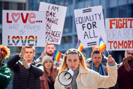 Demonstranten sprechen sich auf Plakaten gegen Homophobie aus