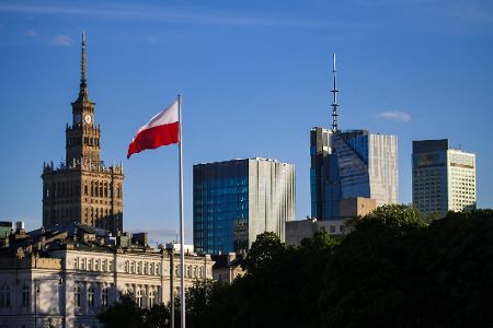 Polnische Flagge weht vor Skyline von Warschau