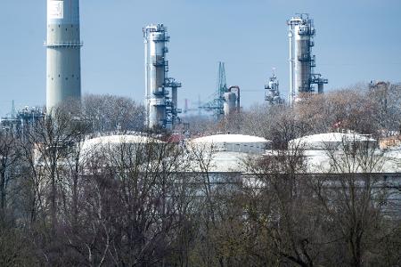 Sollte der Iran-Krieg weitergehen, könnte es im schlimmsten Fall in einigen Wochen zu Engpässen bei Kraftstoffen kommen. (Symbolbild)