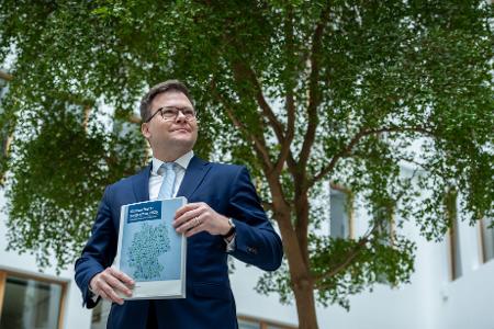 Umweltminister Carsten Schneider (SPD) sieht das neue Klimaschutzprogramm als Fortschritt - steckt aber auch reichlich Kritik dafür ein.