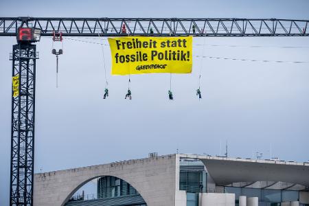 Die Umweltschutzorganisation Greenpeace machte mit einer Aktion vor dem Kanzleramt Druck.