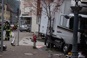 Erst die Hauswand einer Gaststätte bringt den Transporter zum Stehen.