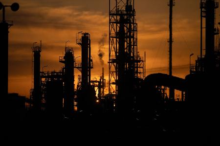 Die Abhängigkeit von globalen Krisen ist vielen in den Unternehmen bewusst, aktuell im Fokus: der Ölpreis. (Symbolfoto)