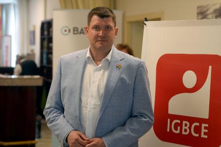 Oliver Heinrich, Verhandlungsführer der IG BCE, sieht nun die Unternehmen in der Pflicht (Archivbild)