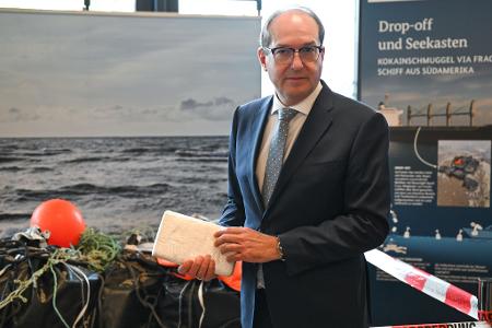 Bundesinnenminister Alexander Dobrindt (CSU) zeigte bei einer Pressekonferenz im Bundeskriminalamt im Herbst Kokainpakete. Sie wurden vor der Insel Borkum ins Wasser geworfen. (Archivbild)
