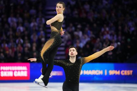 Annika Hocke und Robert Kunkel aus Deutschland treten während des Paarlauf-Kurzprogramms bei den Eiskunstlauf-Weltmeisterschaften in Prag, Tschechien, auf.
