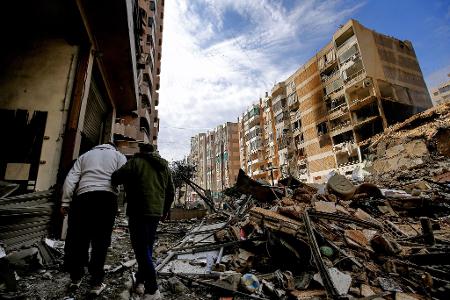 Nach einem schweren israelischen Luftangriff auf einen südlichen Vorort von Beirut liegen überall Trümmer. (Archivfoto)