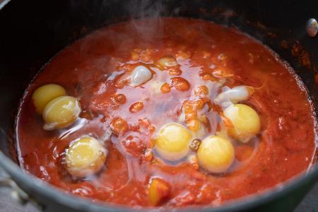 Eier in die Sauce schlagen