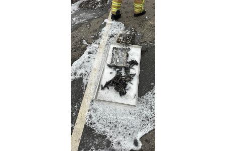 © Feuerwehr Dresden
Ein ausgebrannter Akku wird in einem Wasserbad gekühlt.