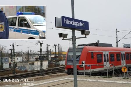 Erst wurde eine 64-Jährige am S-Bahnhaltepunkt Hirschgarten in München in einer S-Bahn geschubst, dann - wie später auch Bundespolizisten beleidigt und bespuckt.