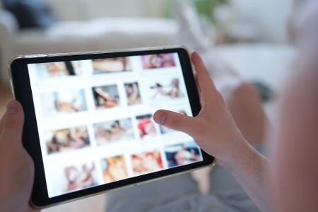 Jugendliche sollen solche Pornobilder nicht sehen. (Symbolbild)