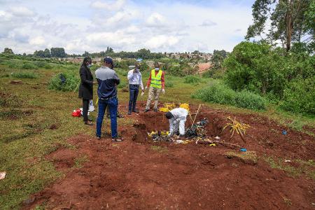 Der Fall von mindestens 33 Leichen in einem Massengrab gibt den kenianischen Ermittlern Rätsel auf.