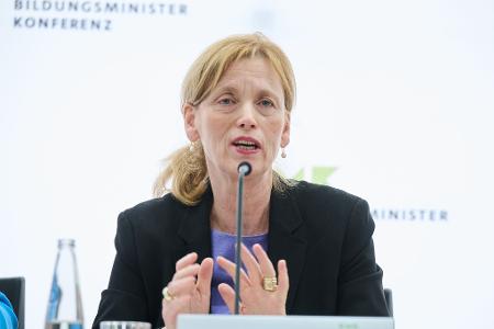 Noch vor der Sommerpause sollen Experten nun Empfehlungen für die Social-Media-Nutzung von Kindern und Jugendlichen vorlegen, kündigt Ministerin Prien an. 