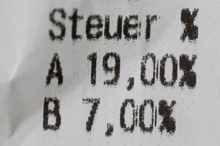 Aktuell liegt die Mehrwertsteuer für die meisten Produkte bei 19 Prozent. (Archivbild)