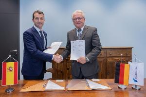 Gute Laune nach der Unterschrift: Indra-Chef Ángel Escribano und Rheinmetall-Chef Armin Papperger.