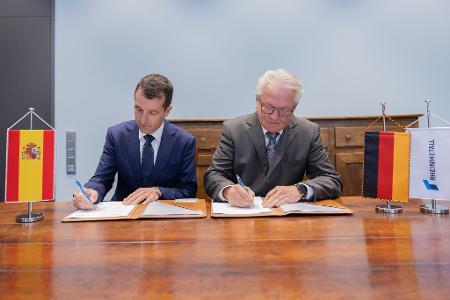 Der Moment der Unterschrift des Memorandums of Understanding (MoU) zur künftigen Zusammenarbeit. 