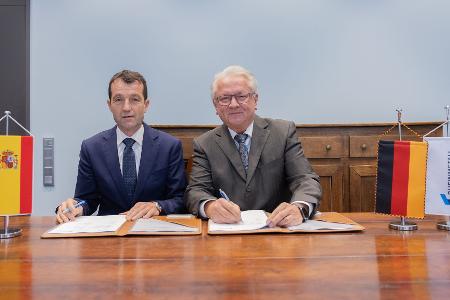 Gute Laune nach der Unterschrift.