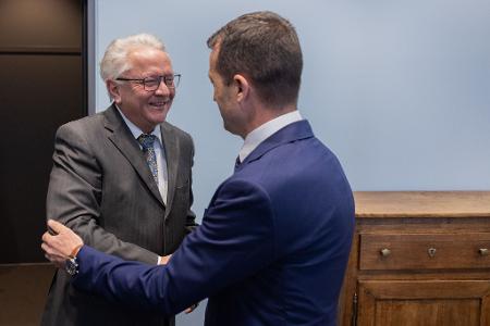 Hat gut Lachen: Rheinmetall-Chef Armin Papperger begrüßt Indra-Chef Ángel Escribano. 