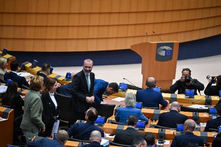Fraktionschef Manfred Weber waren die Absprachen von EVP-Mitarbeitenden mit Rechten nach eigenen Angaben nicht bekannt. 