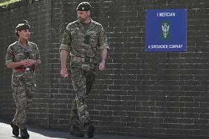 Prinz William in Tarnkleidung zum Militärbesuch
