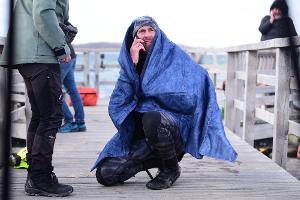 Robert Marc Lehmann geht auf Tuchfühlung mit einem gestrandeten Wal in der Ostsee. 