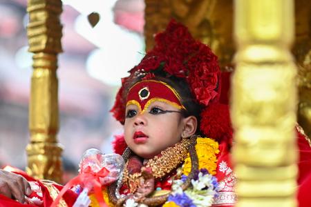 Die königliche lebende Göttin Kumari Arya Tara Shakya nimmt in Kathmandu, Nepal, am Chaite Dashain Fest teil. 