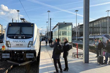 Großer Bahnhof für den neuen Zug bei der ersten Fahrt im Gare du Nord.