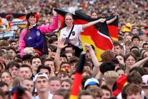 DFB-Team vor ausverkauften Rängen