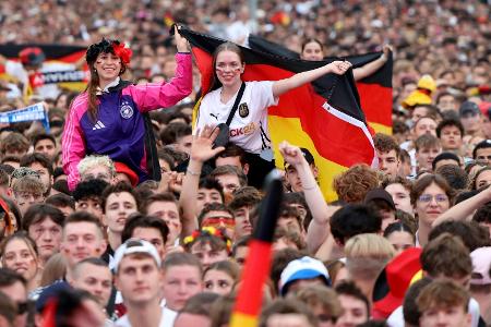 DFB-Team vor ausverkauften Rängen