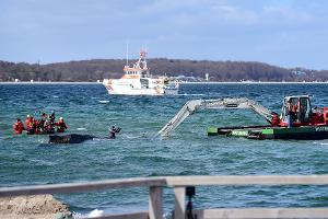 Der Schwimmbagger arbeitet direkt um den gestrandeten Wal herum. 