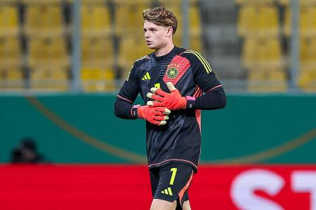 Jonas Urbig (FC Bayern) - Nagelsmann nominierte mit Urbig eine typische Nummer drei. Der 22-Jährige vertritt beim FC Bayern regelmäßig Routinier Manuel Neuer und überzeugt dabei auch in großen Spielen. Der Aufenthalt beim DFB, und womöglich der WM, läuft aber dennoch unter dem Label 'Erfahrung sammeln'.