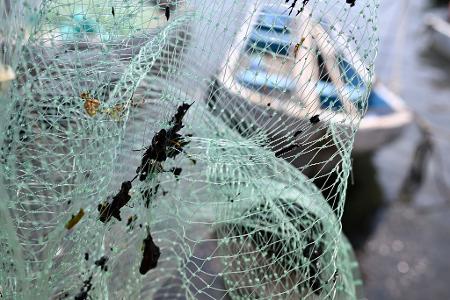 Erdölrückstände haben die Ausrüstung der Fischer verschmutzt, darunter Netze.