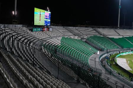 Um Sprit zu sparen, spielt die pakistanische Kricket-Liga seit Donnerstag vor leeren Rängen.